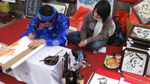 “Ông đồ” sinh viên giữ hồn chữ Việt