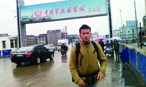 Chàng trai đi bộ 400 km về quê ăn Tết