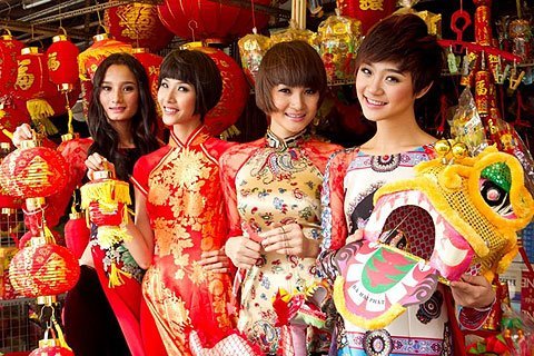 Mỹ nữ Next Top Model xinh tươi trên phố xuân