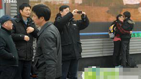 Những nụ hôn 'bến xe' ngày giáp Tết