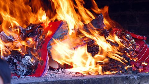 Đốt ô tô cho người âm… luật trần thế nói gì?