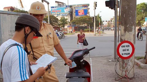 Nộp tiền cho cảnh sát, thế nào là đúng luật?