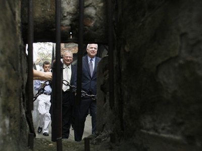 Thượng nghị sĩ John McCain trở lại Việt Nam