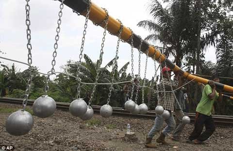 Choáng với cách chống ngồi nóc tàu ở Indonesia