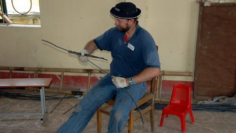 Xem đại sứ uốn thép xây nhà từ thiện