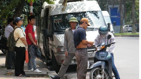 Xe 'chèn ép' khách: Cứ 
