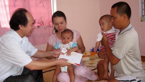 2 cháu bé bị xương thuỷ tinh đang chập chững đi