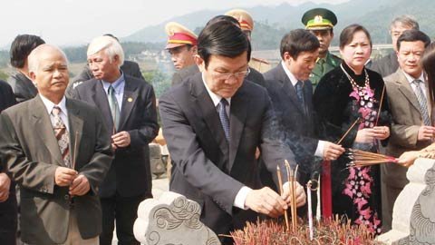 Chủ tịch nước viếng mộ hai Tổng bí thư ở Hà Tĩnh