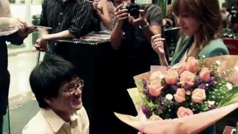 Sốt xình xịch clip cầu hôn gái đẹp bằng tranh