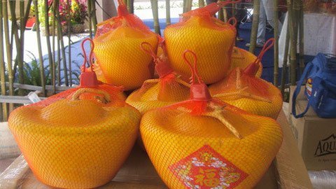 Đón Tết với gà chín cựa và dưa hấu xe hơi