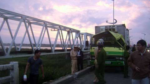 Xe tải chở hoa Tết rơi xuống sông