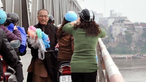 Nhà sư xin.. rác