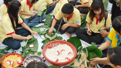 Tết này con tự gói bánh chưng