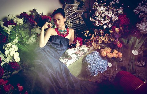 Ngô Thanh Vân khoe sắc bên hoa xuân