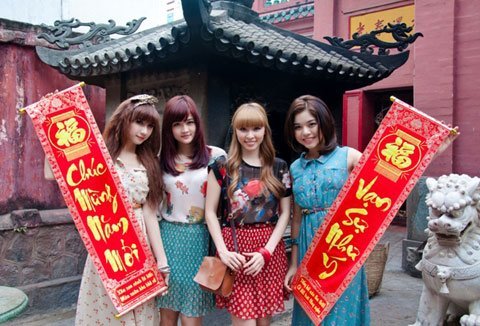 Nhóm nhạc nữ Lady Q đi lễ chùa đầu xuân
