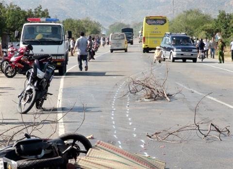 Xe khách lấn trái, 4 người chết và bị thương