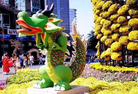 Ảnh đi chơi đường hoa Nguyễn Huệ ngày 29 Tết