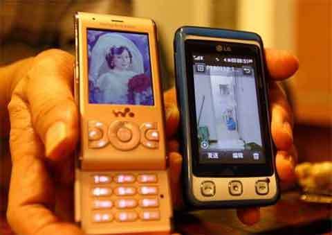 Khỏa thân ngồi trên bệ xí suốt 2,5 năm