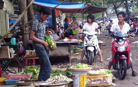 Chợ hoạt động, rau xanh, đồ tươi sống đắt hàng