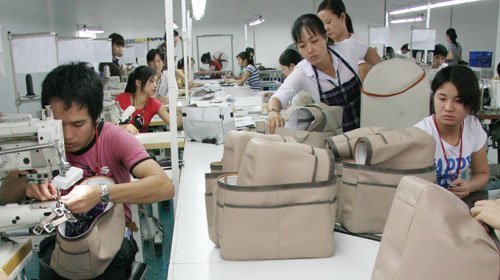 Người Việt lần đầu làm túi xách hàng hiệu