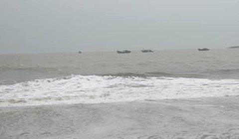Hai học sinh bị sóng biển cuốn trôi