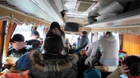 Trở lại thành phố, vé đắt vẫn bị nhồi 'tức thở'