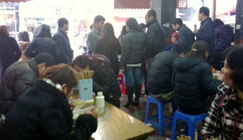 Hàng quán đắt khách ngày đầu đi làm