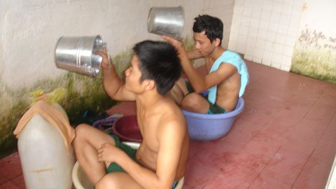 'Tắm nghệ thuật' của lính nhà giàn