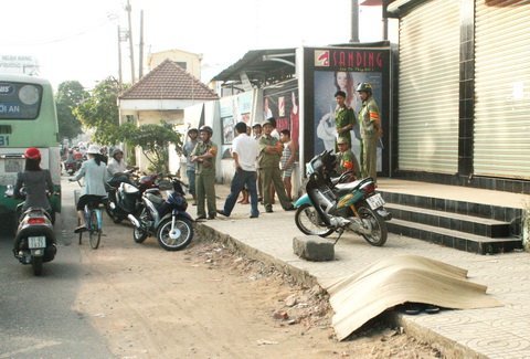 Phát hiện xác chết co quắp bên lề đường