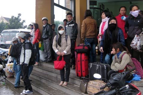 Miền Trung sôi sục vé tàu, xe vào Nam