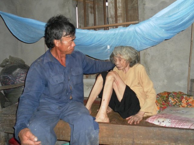 Vợ mất, cụ ông một mình chăm mẹ già, con dại