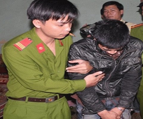 Bóp cổ bà hàng xóm đến chết, cướp tiền đánh bạc