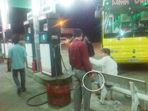 Vô tư đốt thuốc cháy đỏ ngay trạm xăng dầu