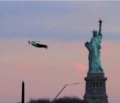 Dân New York sững sờ nhìn người bay trên trời