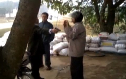 Công an xã ngông cuồng nổ súng nhà dân