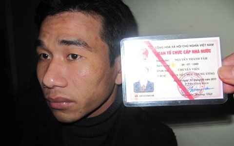 Bị bắt, bình tĩnh 'khoe' làm tại BTC trung ương