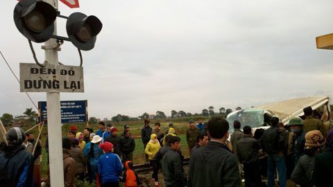 Hà Nội: Tàu đâm ôtô 1 người tử nạn tại chỗ