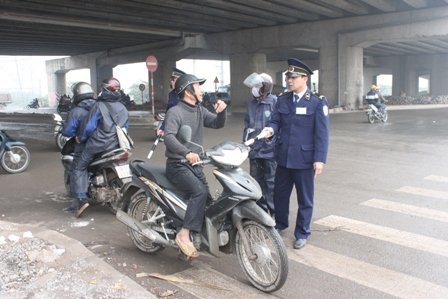 Ngày đầu cấm xe máy trên cao tốc Pháp Vân