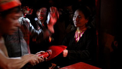 Xem 'diễn trò chồng vợ' lúc nửa đêm