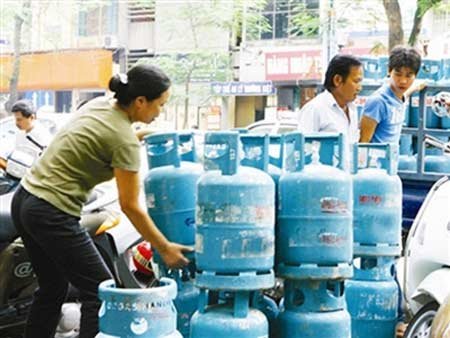 Gas tăng giá: Bà nội trợ, dân buôn đều hoảng