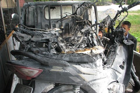 3 xe máy bốc cháy trên ô tô CSGT