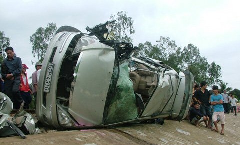 Đi đón dâu, chú rể và người nhà bị tàu cán chết