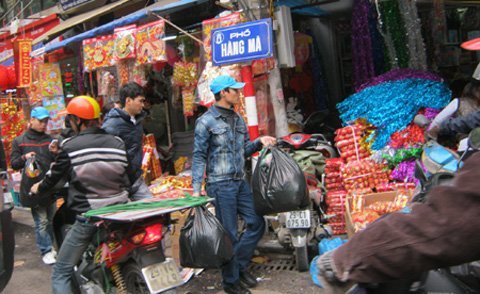 Đầu năm, tấp nập thị trường vàng mã Hà Nội