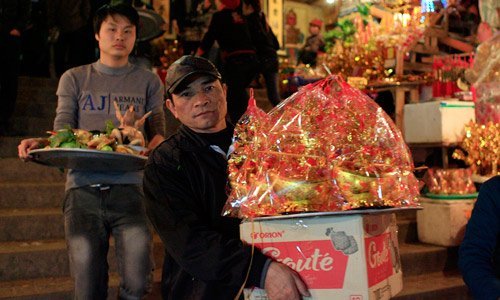 Nửa đêm chen chân 'vay tiền' thánh