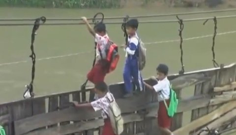 Trẻ đến trường trên cầu dây tử thần