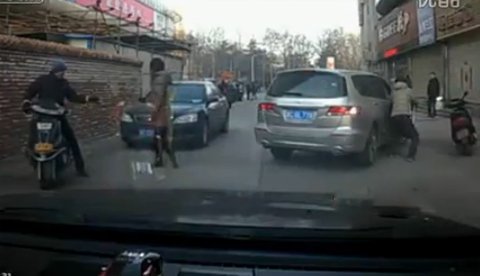 Cướp đồ của cô gái đang lái ô tô