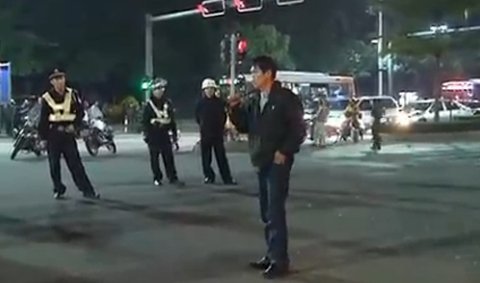 Kề dao vào cổ dọa tự tử trước mặt cảnh sát