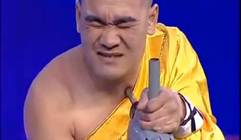 10 clip 'nóng': Dùng máy khoan vào cổ