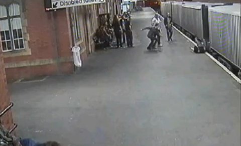 Bị ném vào tàu hỏa đang chạy