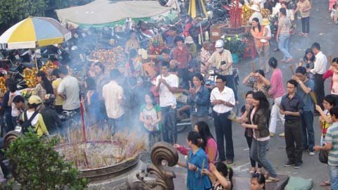 Chen chân lên chùa cầu phúc, cầu an